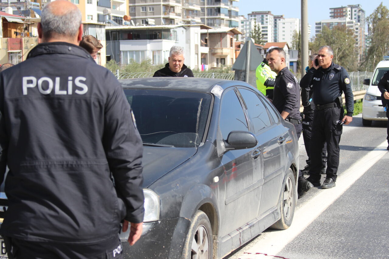 Otomobilde başından silahla vurulmuş halde ölü bulundu Adana’da otoyolda duran