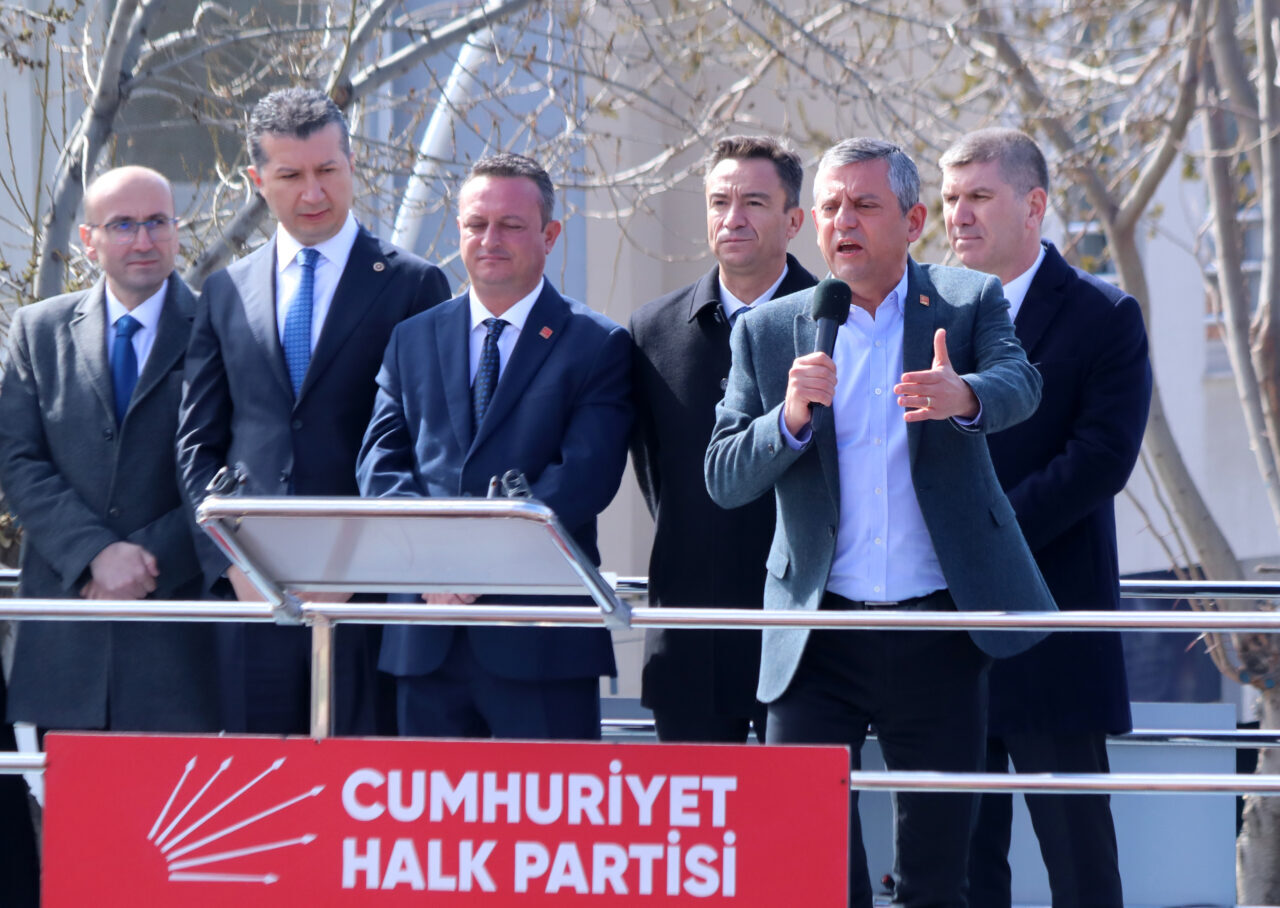 CHP Genel Başkanı Özgür Özel, "İran konusunda Türkiye'nin çok dikkatli,