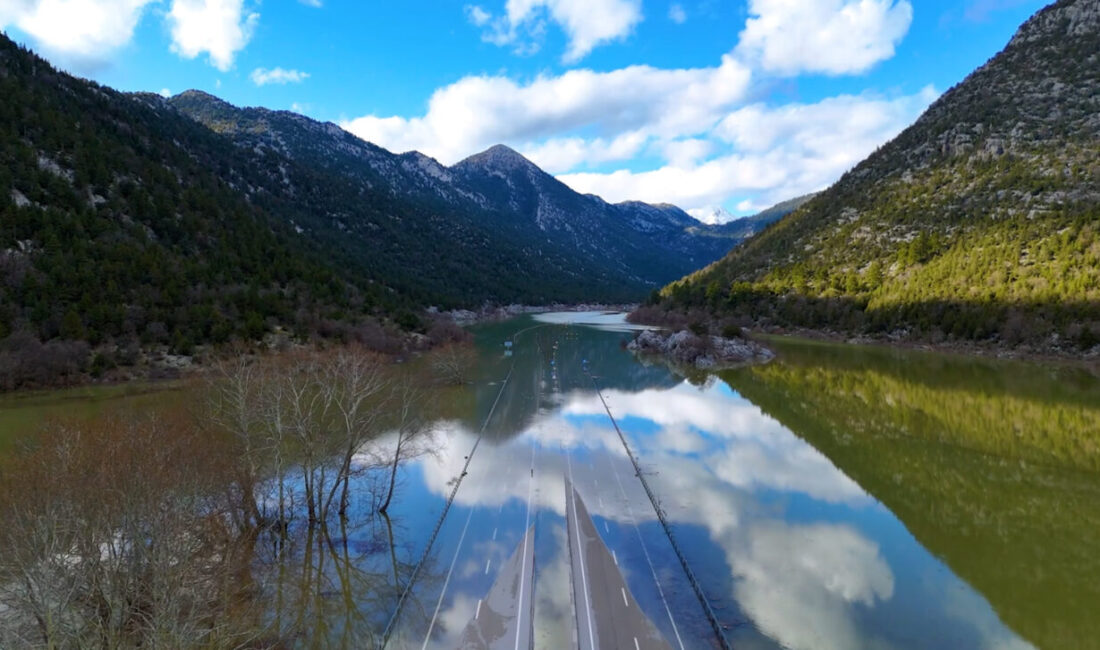 Antalya'da sağanak nedeniyle suyla dolan Antalya- Konya kara yolu, ulaşıma