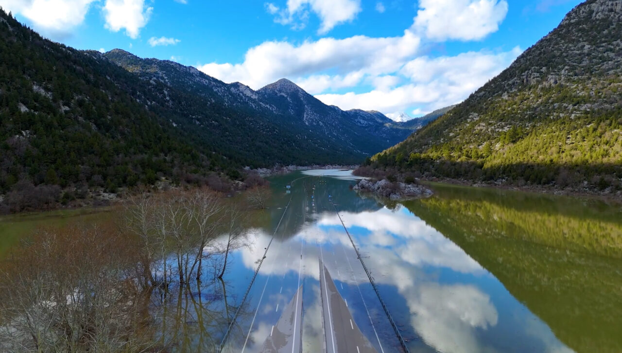 Antalya'da sağanak nedeniyle suyla dolan Antalya- Konya kara yolu, ulaşıma