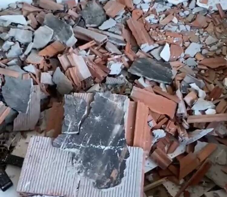 Baran AKKAYA/İSTANBUL, -GÜNGÖREN’de kentsel dönüşüm kapsamında yıkımı gerçekleştiren binanın bitişiğinde