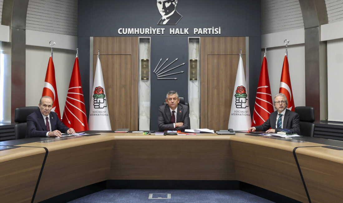 CHP Genel Başkanı Özgür Özel, "Demokrasi, bir ülkeye bombalar yağdırılarak