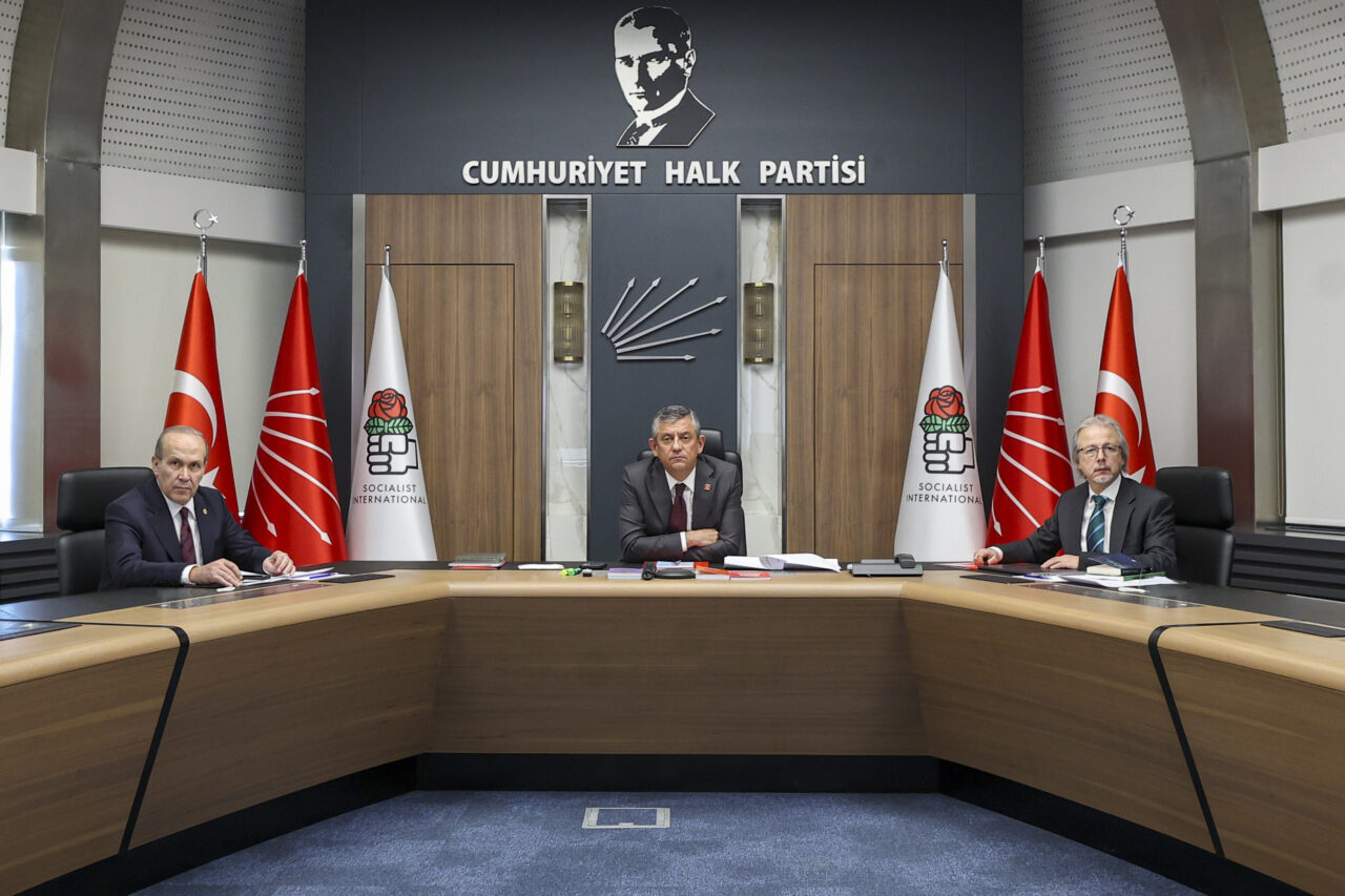 CHP Genel Başkanı Özgür Özel, "Demokrasi, bir ülkeye bombalar yağdırılarak