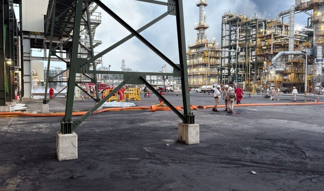 MEKSİKA, – MEKSİKA’nın güneyindeki bir petrol rafinerisinde yangın çıktığı bildirildi.