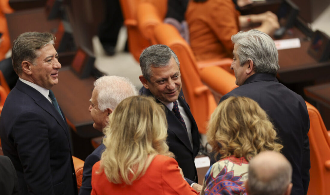 ‘İKİ BÜYÜK ONURU BİR ARADA YAŞIYORUZ’ CHP Genel Başkanı Özgür