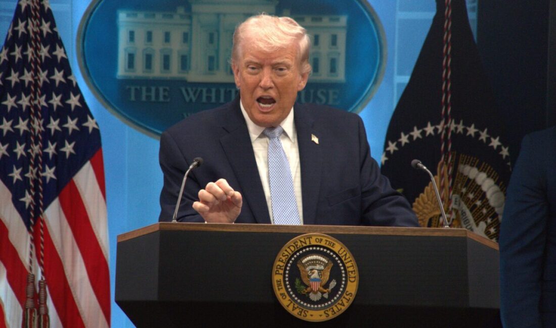 ABD, – ABD Başkanı Donald Trump, elinde silah tuttuğu bir