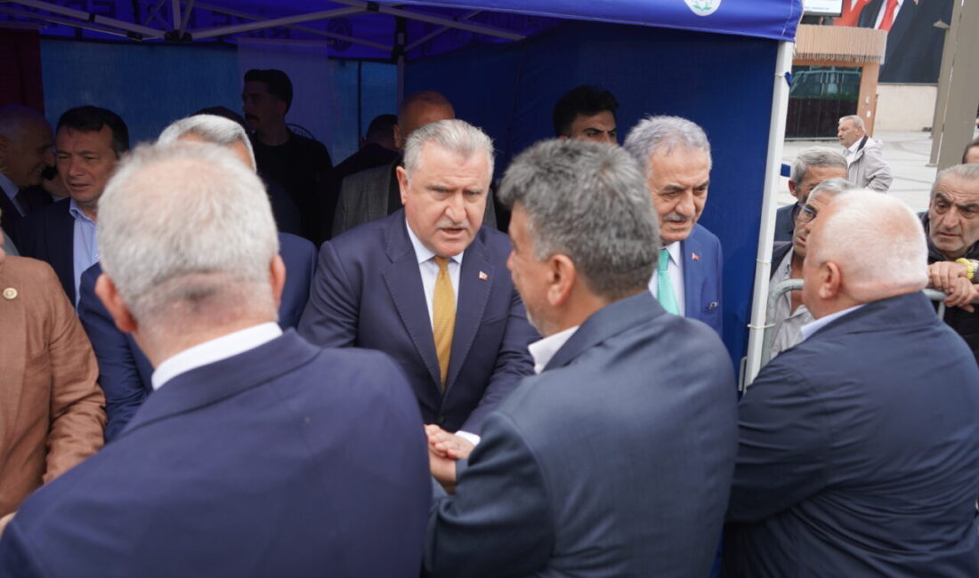 Bakan Bak, memleketi Rize’de geleneksel bayramlaşma törenine katıldı Mehmet Can PEÇE/RİZE, – GENÇLİK ve Spor Bakanı Osman Aşkın