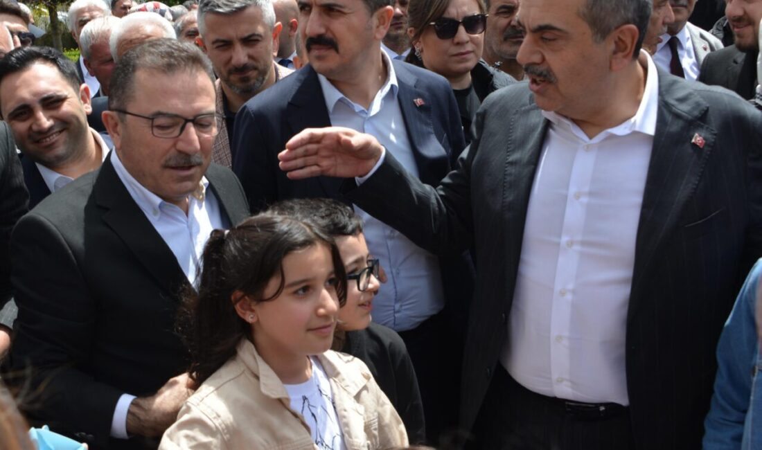 PARTİLİLERLE BAYRAMLAŞTI Milli Eğitim Bakanı Yusuf Tekin, Yakutiye Kent Meydanı’nda