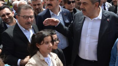 PARTİLİLERLE BAYRAMLAŞTI Milli Eğitim Bakanı Yusuf Tekin, Yakutiye Kent Meydanı’nda