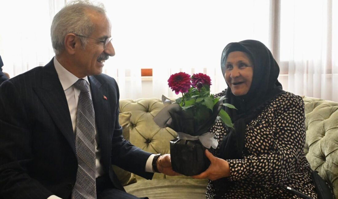 HUZUREVİ SAKİNLERİYLE BAYRAMLAŞTI Ulaştırma ve Altyapı Bakanı Abdulkadir Uraloğlu, Kurban