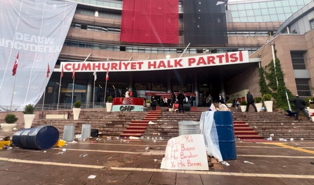 CHP Genel Merkezi’nde tahliye gerginliği (11) CHP’Lİ SARI: GENEL MERKEZDE BÜYÜK TAHRİBAT VAR CHP Genel Merkezi’nde