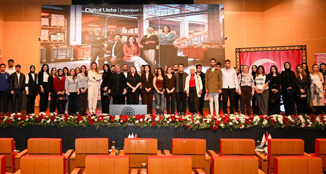 Dijital Usta Projesi’nin Kayseri buluşması gerçekleşti KAYSERİ, – GENÇLERİN dijital yetkinliklerini artırarak KOBİ’lerin e-ticaret ve e-ihracata