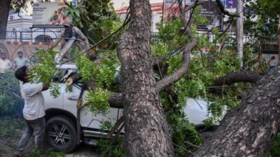 HİNDİSTAN, – HİNDİSTAN’ın Uttar Pradeş eyaletinde etkili olan şiddetli yağış