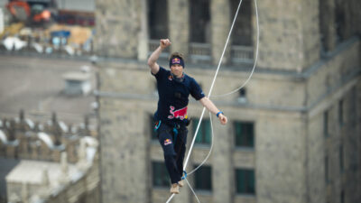 Melih Kiram GEDİK, – POLONYA’nın başkenti Varşova’da Estonyalı slackline sporcusu