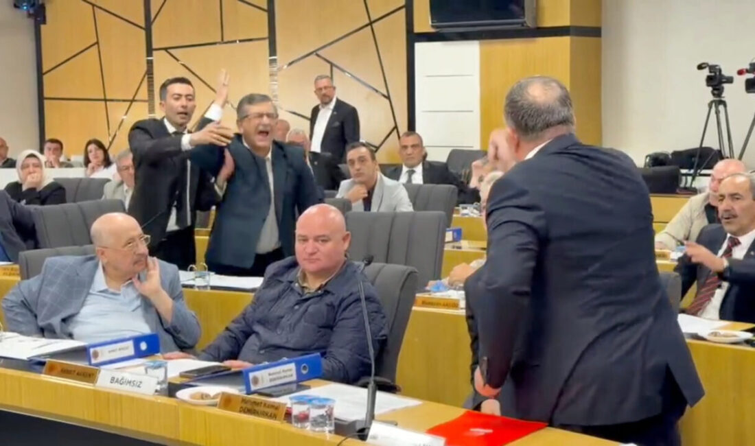 Kadir KAPLAN/AFYONKARAHİSAR, – AFYONKARAHİSAR Belediyesi’nde Başkan Burcu Köksal’ın AK Parti’ye