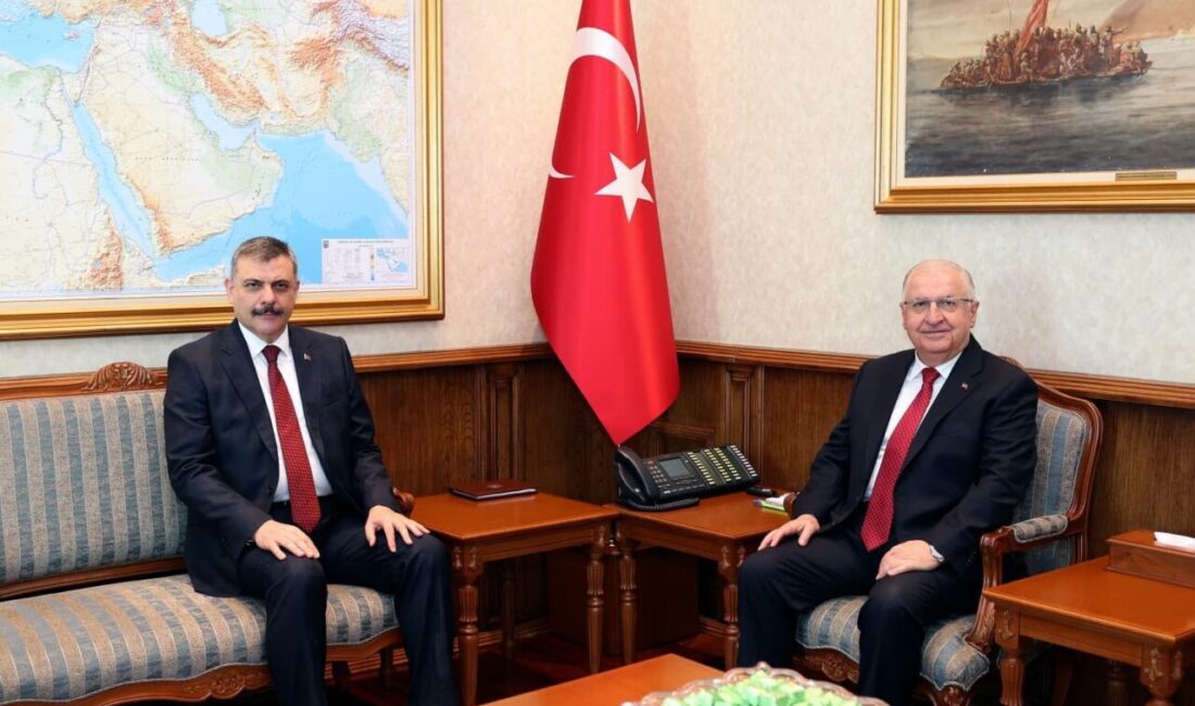 Bakanlar Güler ve Çiftçi bir araya geldi ANKARA, – MİLLİ Savunma Bakanı Yaşar Güler ve İçişleri Bakanı