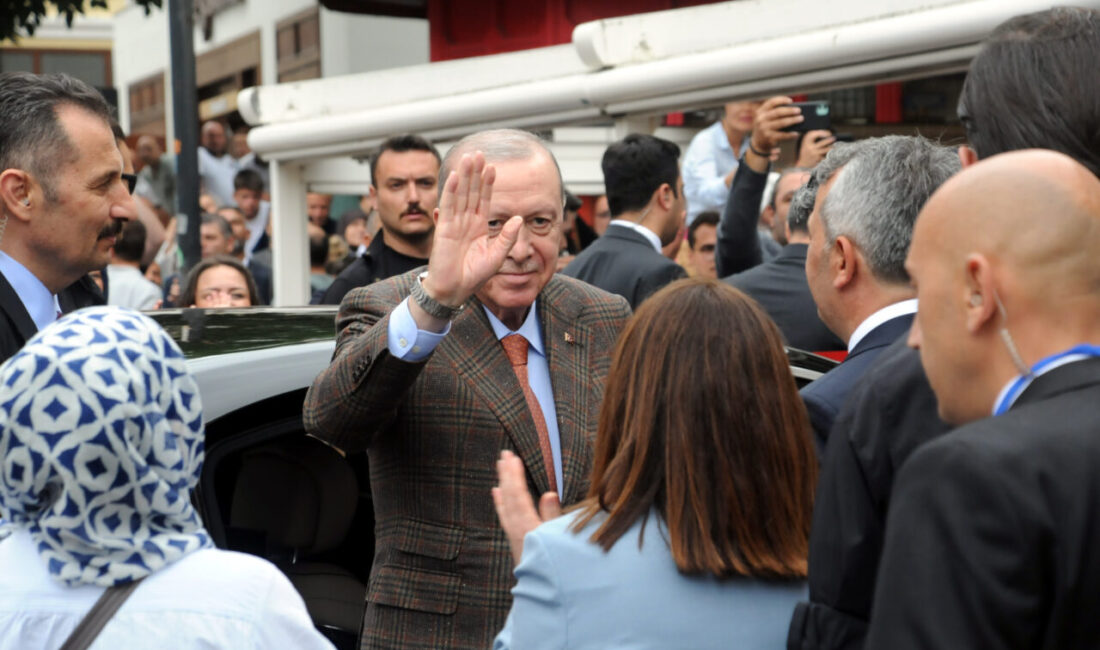 VATANDAŞLARLA KAFEDE ÇAY İÇTİ Cumhurbaşkanı Recep Tayyip Erdoğan, Selimiye Camii’nin