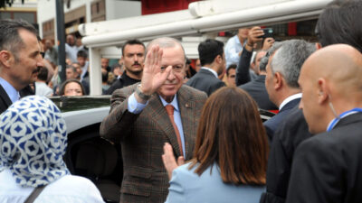 VATANDAŞLARLA KAFEDE ÇAY İÇTİ Cumhurbaşkanı Recep Tayyip Erdoğan, Selimiye Camii’nin