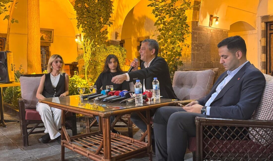 GENÇLERLE BİR ARAYA GELDİ CHP Grup Başkanı Özgür Özel, çeşitli