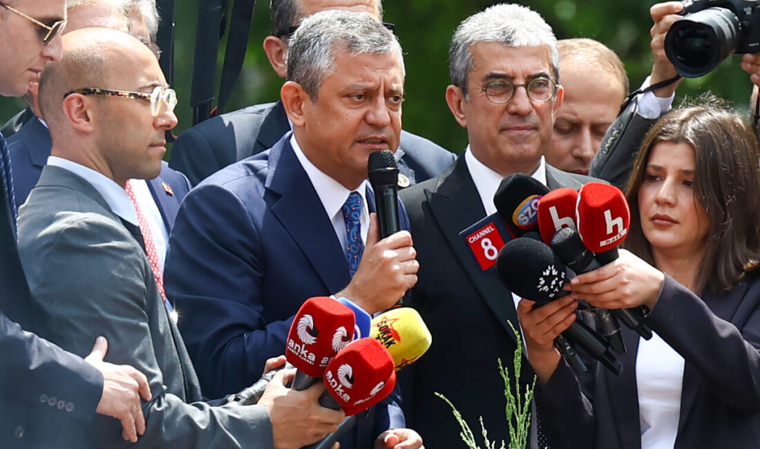 Özgür Özel, Meclis kapısında toplanan kalabalığa hitap etti Kübra SONKAYA-Canberk ÖZTÜRK/ANKARA, – CHP Grup Başkanı Özgür Özel, TBMM