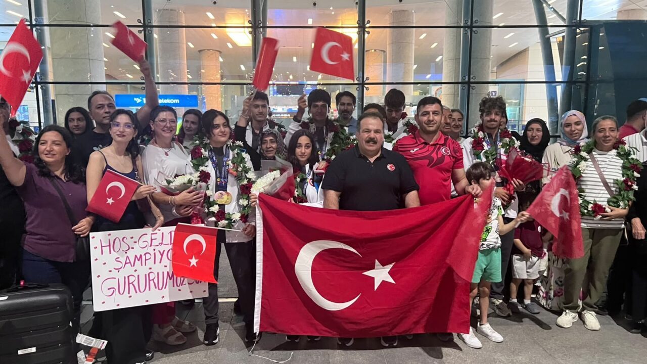 İşitme engelli milli sporcular Ankara’da Sivaslı Federasyon Başkanıyla coşkuyla karşılandı